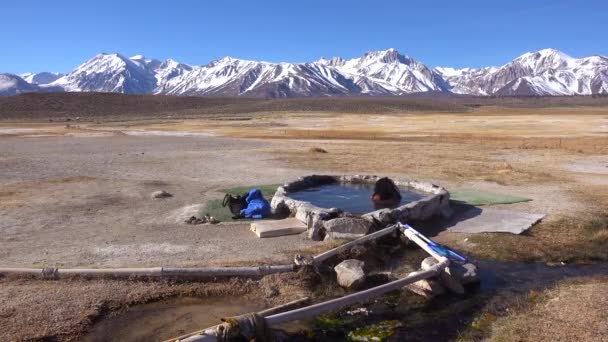 Uma Mulher Senta Uma Piscina Quente Natural Nas Montanhas Sierra — Vídeo de Stock