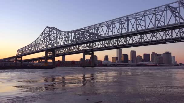 货船和其他船只在黄昏时分驶过新月桥 背景是新奥尔良路易斯安那州 — 图库视频影像