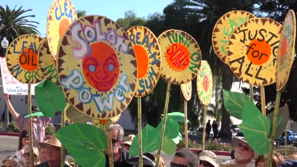 全球变暖倡导者举着太阳能的标牌 — 图库视频影像