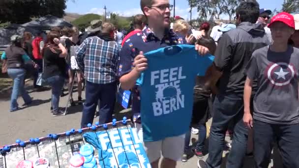 Vendeur Vend Des Souvenirs Bernie Sanders Lors Rassemblement — Video
