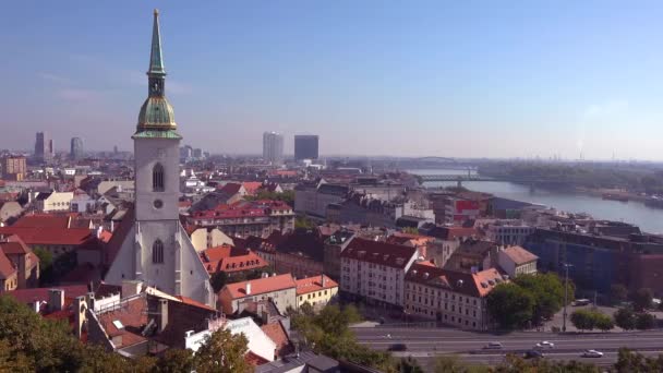 Slovakya Nın Bratislava Şehrinin Kilise Önplanıyla Güzel Bir Kurgu Çekimi — Stok video