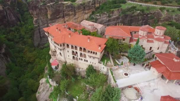 그리스의 메테오라에 바위들 수도원들 아름답게 펼쳐진 — 비디오