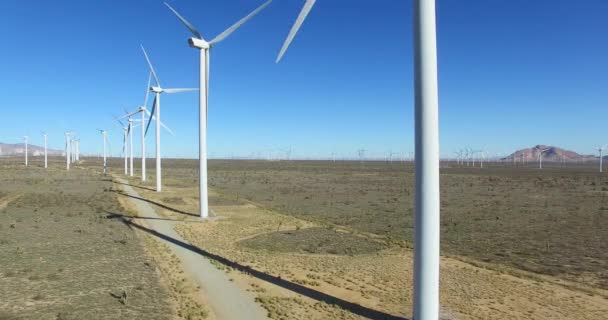 Wüstenwindpark Mojave Erzeugt Saubere Energie Für Kalifornien — Stockvideo