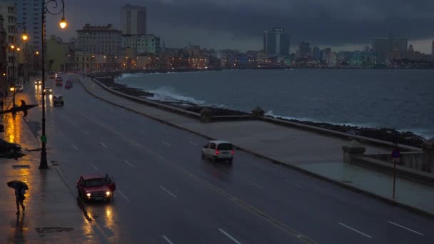 哈瓦那市Malecon海滨夜间行驶的汽车的惨烈镜头 — 图库视频影像
