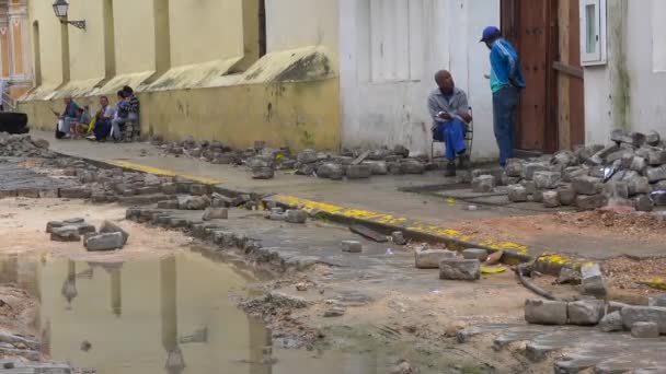 Cubanos Sentam Nos Escombros Antiga Cidade Havana — Vídeo de Stock