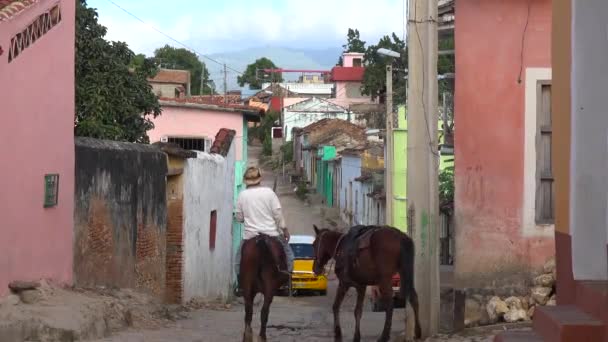 Hermoso Rodaje Los Edificios Calles Adoquinadas Trinidad Cuba Con Niño — Vídeos de Stock