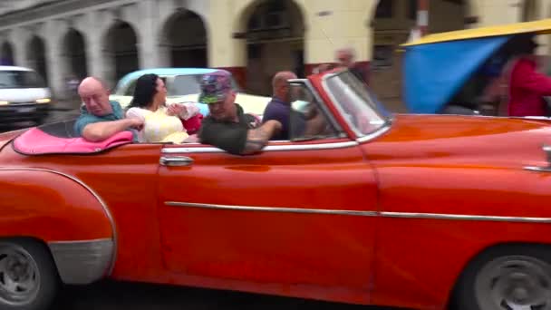 Klasik Eski Arabalar Arabaları Havana Küba Nın Renkli Sokaklarında Sürülüyor — Stok video