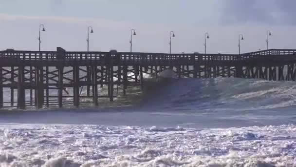 Enorme Golven Storten Neer Een Californisch Strand Pier Tijdens Een — Stockvideo