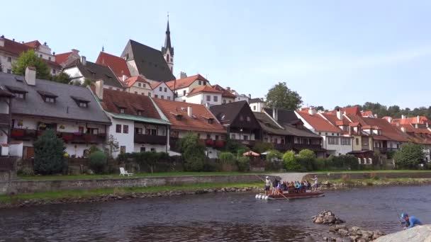 Una Balsa Pequeña Viaja Río Abajo Cesk Krumlov Pequeño Pueblo — Vídeo de stock