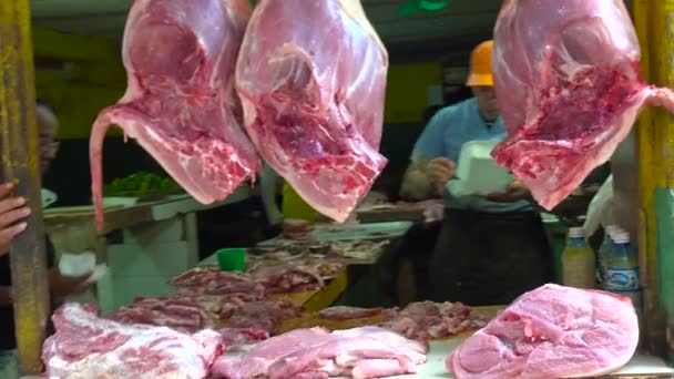 Surowe Mięso Wisi Straganie Wzdłuż Ulicy Hawanie Kubie — Wideo stockowe