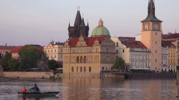 Çek Cumhuriyeti Prag Daki Vltava Nehri Üzerinde Bir Kayık Hareket — Stok video