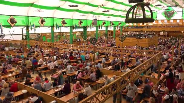 Mise Place Une Brasserie Bondée Lors Oktoberfest Munich Allemagne — Video