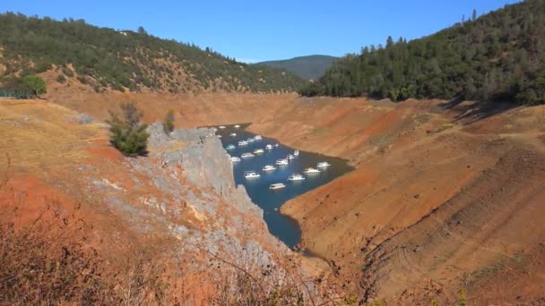 Gran Cantidad Casas Flotantes Sentadas Aguas Bajas Lago Oroville California — Vídeos de Stock