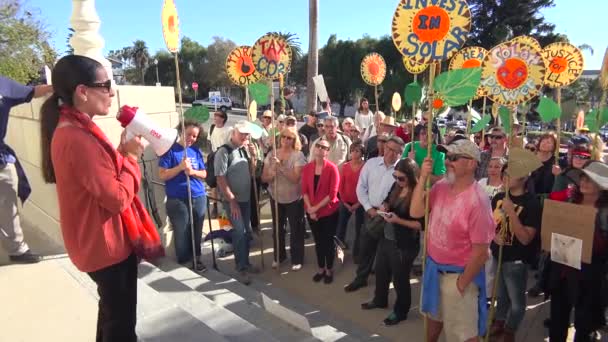 Διαδηλωτές Της Υπερθέρμανσης Του Πλανήτη Ψάλλουν Δρόμο Της Πόλης Μπροστά — Αρχείο Βίντεο