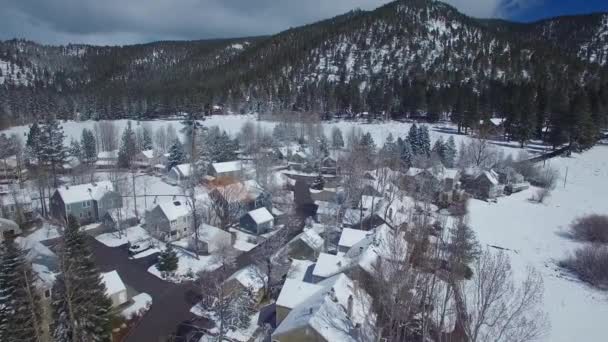 Una Antena Sobre Pueblo Cubierto Nieve Las Montañas Sierra Nevada — Vídeo de stock