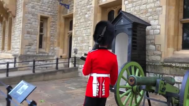 Φρουροί Του Beefeater Παρελαύνουν Στον Πύργο Του Λονδίνου Στο Λονδίνο — Αρχείο Βίντεο