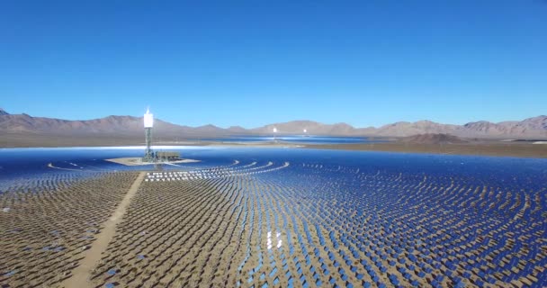 Красивый Летательный Аппарат Над Огромной Солнечной Электростанцией Пустыне Моджаве — стоковое видео