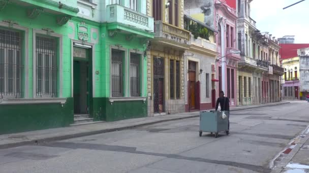 Vendedor Rua Desce Por Uma Avenida Havana Cuba Vendendo Seus — Vídeo de Stock