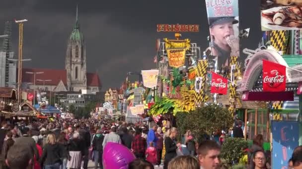 Grandes Multidões Pessoas Assistem Oktoberfest Munique Alemanha Contra Uma Tempestade — Vídeo de Stock