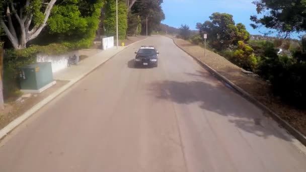 Colpo Aereo Rallentatore Auto Della Polizia Che Viaggia Una Strada — Video Stock