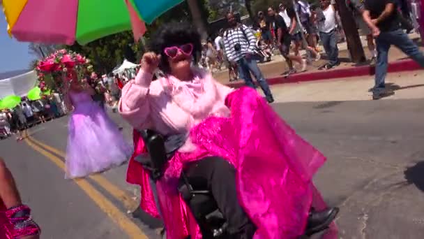 Una Mujer Vestida Con Piedras Rosadas Silla Ruedas Durante Desfile — Vídeo de stock