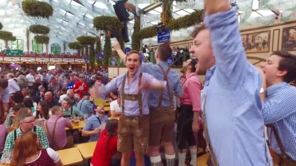 Betrunkene Männer Feiern Während Oktoberfest Bierhalle — Stockvideo