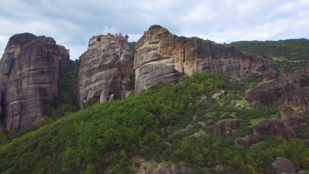 ギリシャのメテオラの岩の形成と修道院の上の美しい空中 — ストック動画
