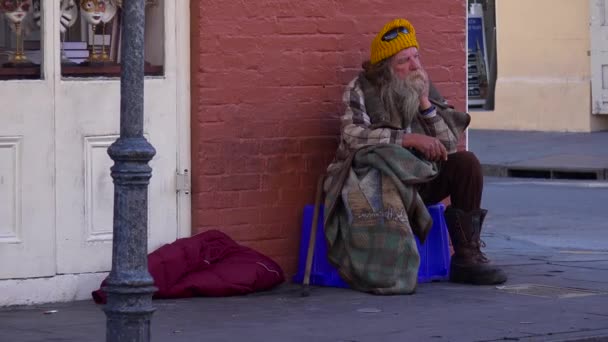 Ulici Sedí Bezdomovec — Stock video