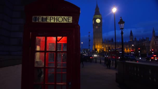 ロンドンのビッグ ベンと国会議事堂の前にある象徴的な赤い電話ブースです — ストック動画