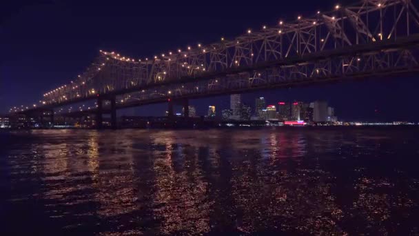 Prachtige Opname Van Crescent City Bridge Nachts Met New Orleans — Stockvideo