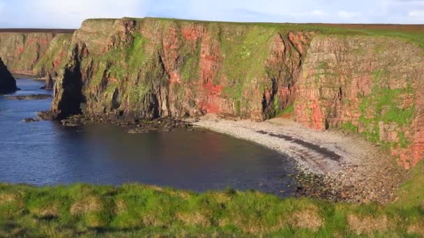 Panning Shot Beautiful Duncansby Head Θαλάσσια Στοίβες Στη Βόρεια Σκωτία — Αρχείο Βίντεο