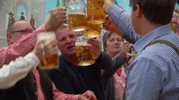 Todos Brindam Com Canecas Cerveja Oktoberfest Alemanha — Vídeo de Stock