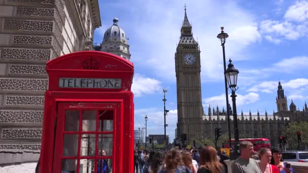 ロンドンのビッグ ベンと国会議事堂の前にある象徴的な赤い電話ブース — ストック動画