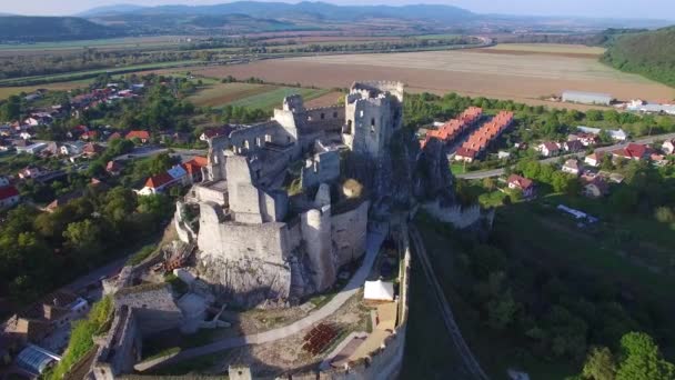 斯洛伐克一座山顶上一座废弃城堡废墟的令人惊叹的空中景象 — 图库视频影像
