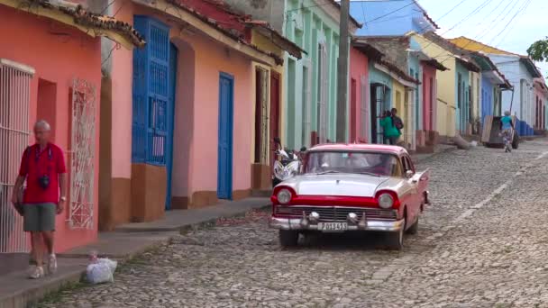 Красивый Снимок Зданий Мощеных Брусчаткой Улиц Тринидада Куба Проезжает Старая — стоковое видео