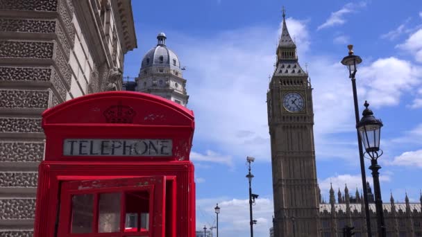 ロンドンのビッグ ベンと国会議事堂の前にある象徴的な赤い電話ブース — ストック動画