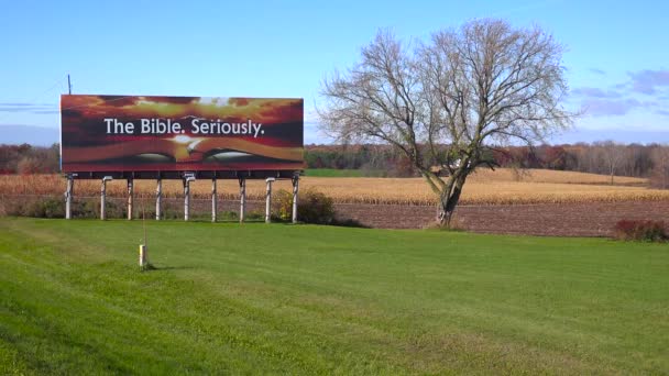 Billboard Středozápadním Venkově Nabádá Lidi Aby Brali Bibli Vážně — Stock video