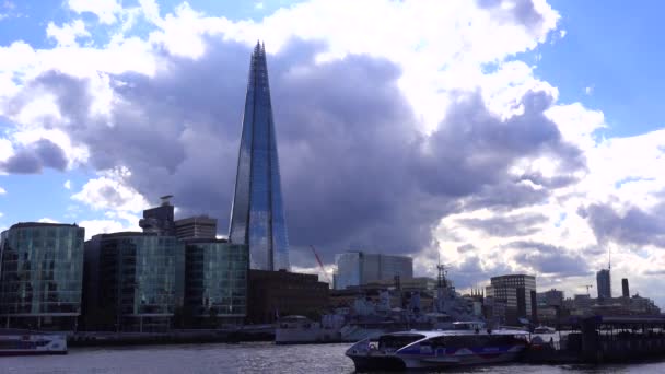 Shard Wolkenkrabber Doemt Boven Thames River Londen Engeland — Stockvideo