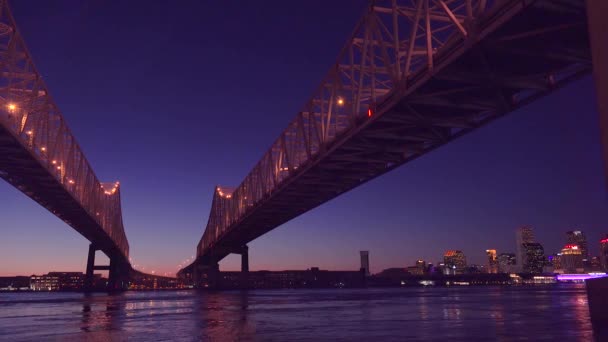 Мбаппе Сфотографировал Мост Crescent City Bridge Ночью Фоне Нового Орлеана — стоковое видео