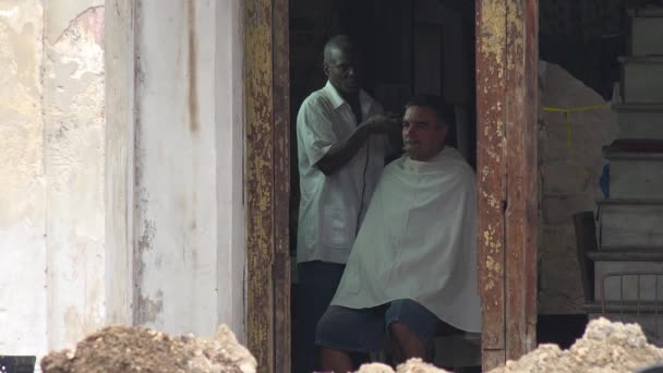 Cliente Recebe Corte Cabelo Longo Uma Rua Primitiva Havana Cuba — Vídeo de Stock