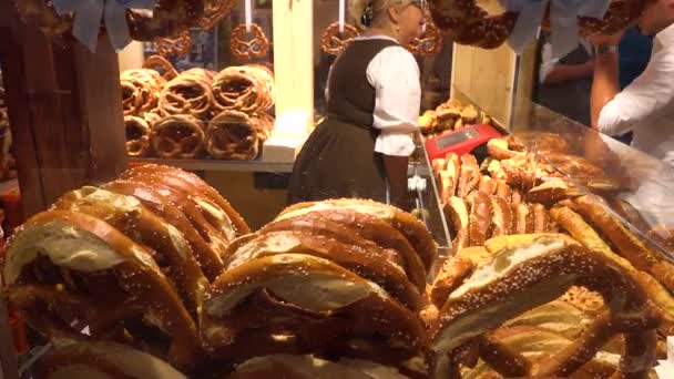 Preclíky Prodávají Stánku Během Oktoberfestu — Stock video