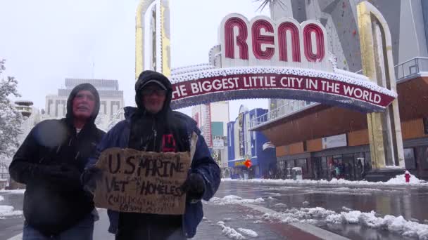 Двое Бездомных Ветеранов Стоят Перед Аркой Рино Просят Денег — стоковое видео
