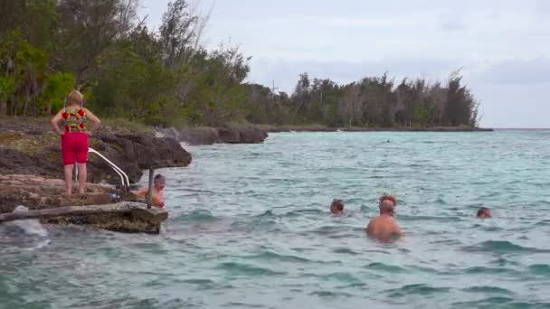 Les Touristes Nagent Dans Baie Des Cochons Cuba — Video
