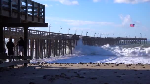 폭풍우가 몰아치는 캘리포니아 교각에 파도가 부딪쳐 — 비디오