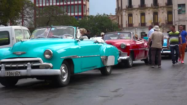 Klassieke Oude Auto Rijden Door Kleurrijke Straten Van Havana Cuba — Stockvideo