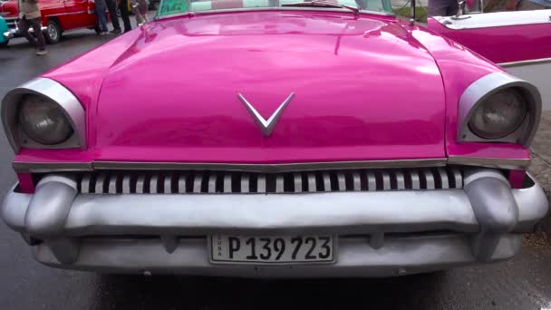 Klassieke Oude Auto Rijden Door Kleurrijke Straten Van Havana Cuba — Stockvideo