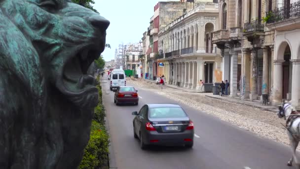 Eski Havana Küba Sokaklarında Klasik Eski Arabalarla Trafik Geçer — Stok video