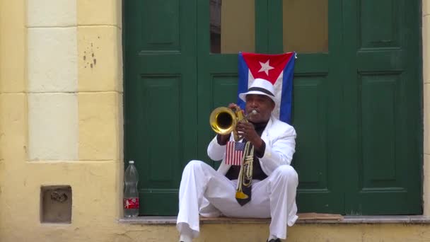 Músico Toca Trompete Nas Ruas Havana Cuba — Vídeo de Stock