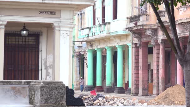 Ein Kleines Viertel Mit Bunten Gebäuden Der Altstadt Von Havanna — Stockvideo