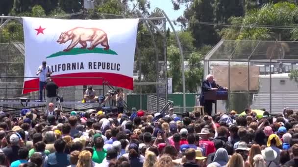 Bernie Sanders Speaks Front Huge Crowd Political Rally Minimum Wage — Stock Video